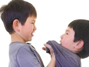 Giúp trẻ đối phó với xung đột: Lời khuyên cho mẹ khi trẻ bị bắt nạt
